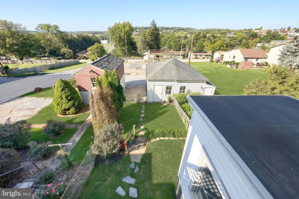 Image 6 of property listing at 749 W BROADWAY, Red Lion, PA 17356