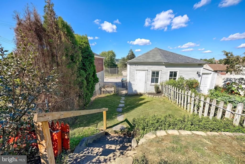 Image 7 of property listing at 749 W BROADWAY, Red Lion, PA 17356