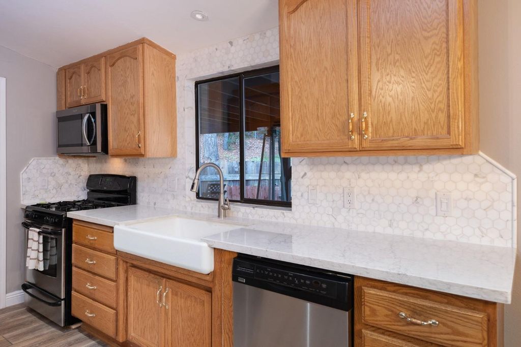 Image 13 of property listing at 39737 Road 274 # 63, Bass Lake, CA 93604