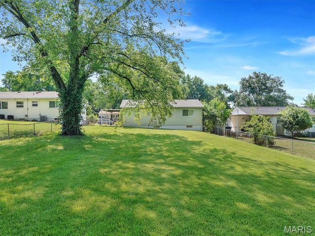 5321 Ville Angela Lane, Hazelwood, MO 63042