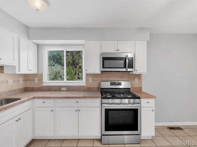 5321 Ville Angela Lane, Hazelwood, MO 63042