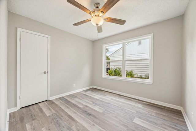 210 Laurel Street, Lake Jackson, TX 77566