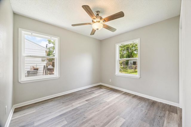 210 Laurel Street, Lake Jackson, TX 77566