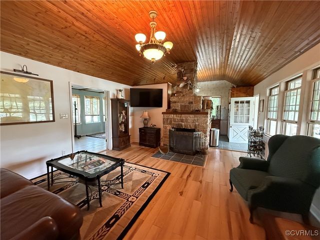 1686 Locust Grove Rd, Topping, VA 23169