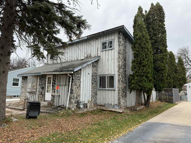 1637 10th Avenue S, Fargo, ND 58103