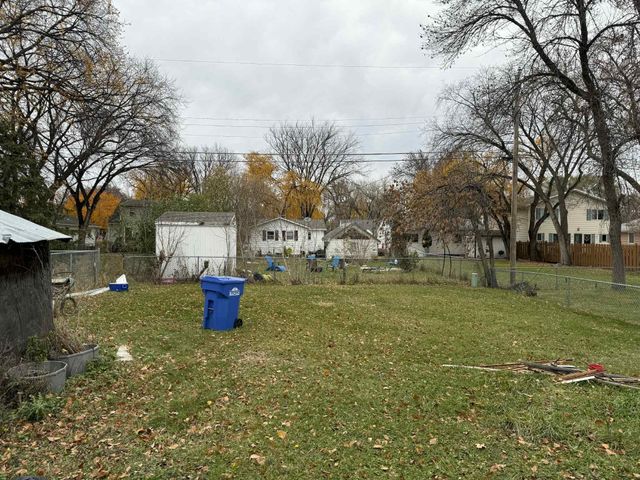 1637 10th Avenue S, Fargo, ND 58103