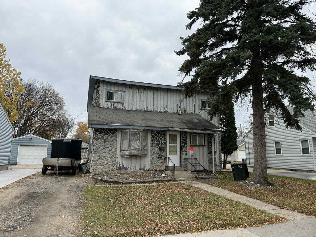 1637 10th Avenue S, Fargo, ND 58103