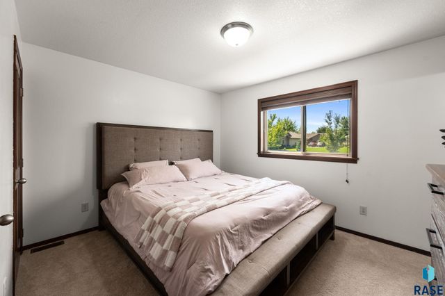 3709 W 90th St Street, Sioux Falls, SD 57108