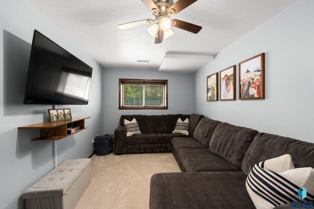 3709 W 90th St Street, Sioux Falls, SD 57108