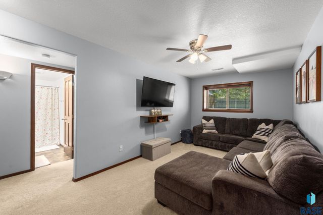 3709 W 90th St Street, Sioux Falls, SD 57108