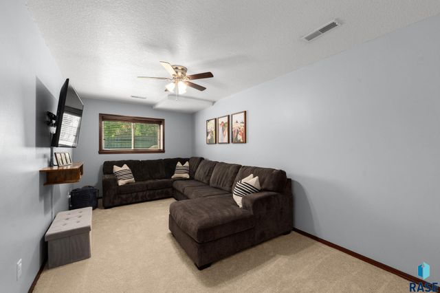 3709 W 90th St Street, Sioux Falls, SD 57108