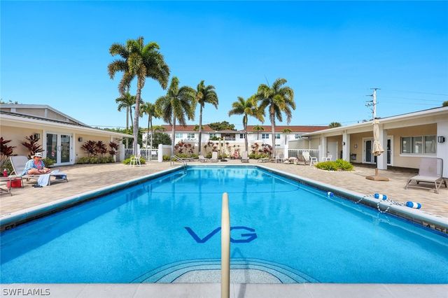 668 Broad AVE S J668, Naples, FL 34102