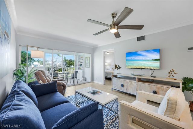 668 Broad AVE S J668, Naples, FL 34102