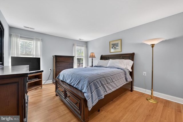 10 VILLAGE CT, Mount Laurel, NJ 08054