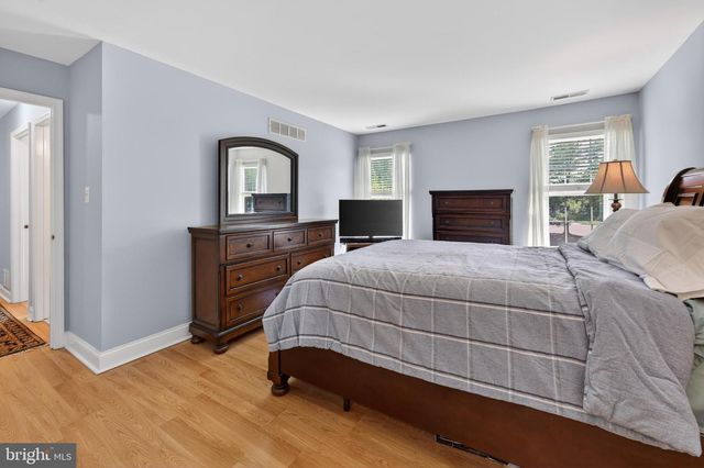 10 VILLAGE CT, Mount Laurel, NJ 08054