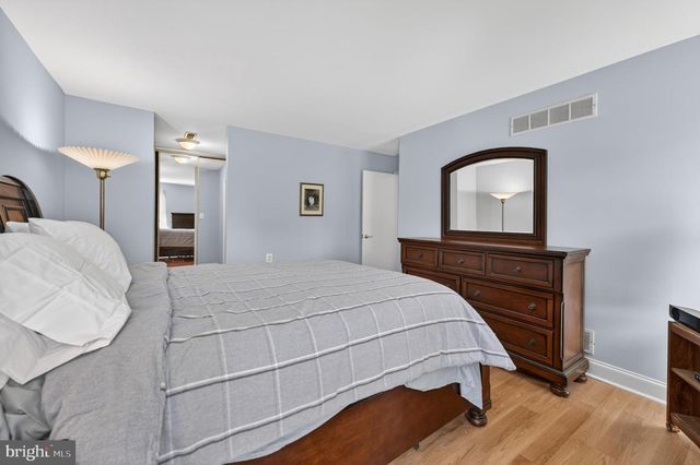 10 VILLAGE CT, Mount Laurel, NJ 08054