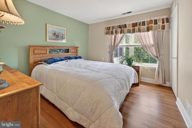 10 VILLAGE CT, Mount Laurel, NJ 08054