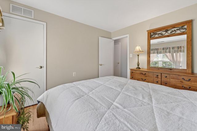 10 VILLAGE CT, Mount Laurel, NJ 08054