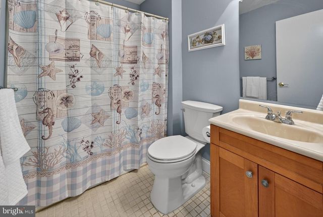 10 VILLAGE CT, Mount Laurel, NJ 08054