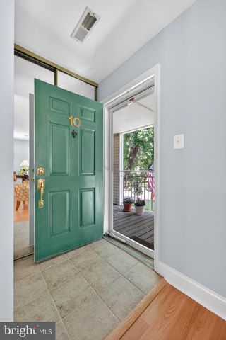 10 VILLAGE CT, Mount Laurel, NJ 08054