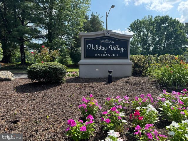 10 VILLAGE CT, Mount Laurel, NJ 08054