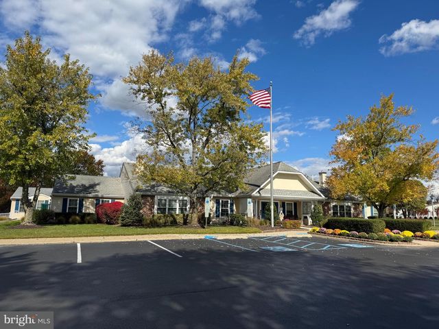 10 VILLAGE CT, Mount Laurel, NJ 08054