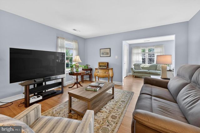 10 VILLAGE CT, Mount Laurel, NJ 08054