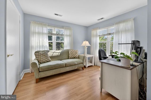 10 VILLAGE CT, Mount Laurel, NJ 08054
