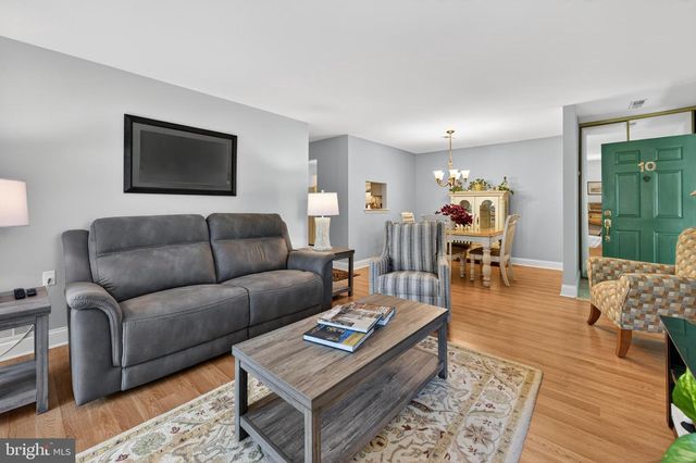 10 VILLAGE CT, Mount Laurel, NJ 08054