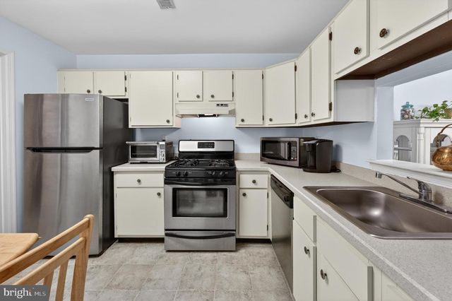 10 VILLAGE CT, Mount Laurel, NJ 08054