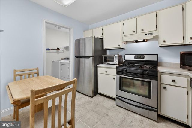 10 VILLAGE CT, Mount Laurel, NJ 08054