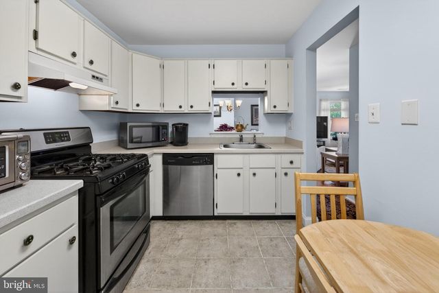 10 VILLAGE CT, Mount Laurel, NJ 08054