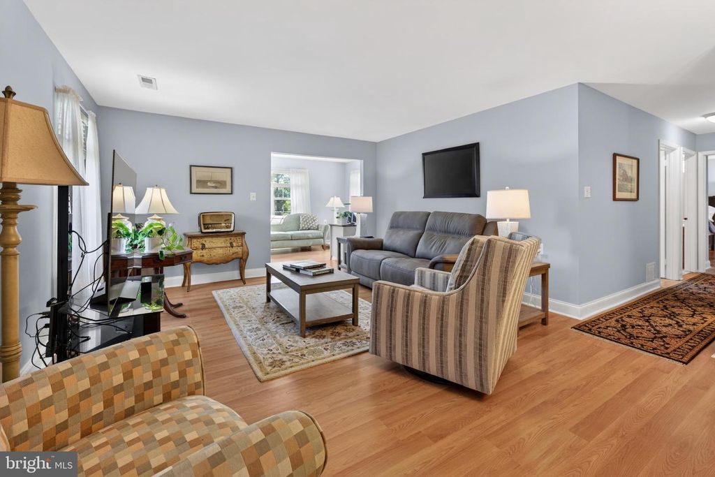 10 VILLAGE CT, Mount Laurel, NJ 08054