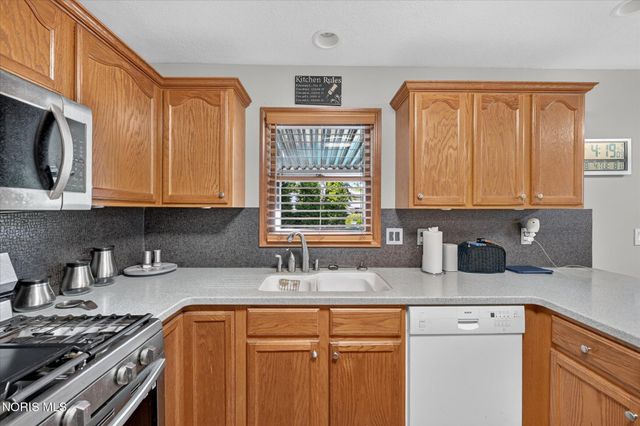 7224 Lilac Court, Holland, OH 43528