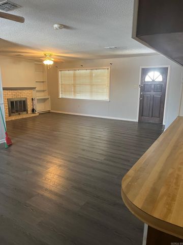 124 Shamrock Dr, Conway, AR 72032