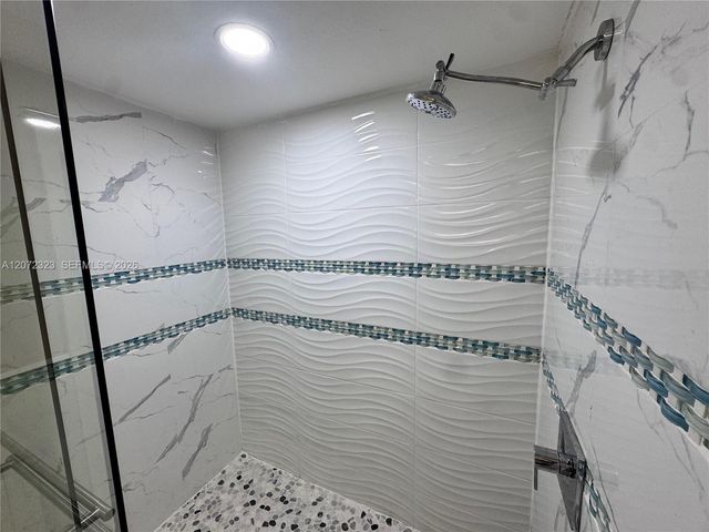 32 Wimbledon Lake Drive 221, Plantation, FL 33324