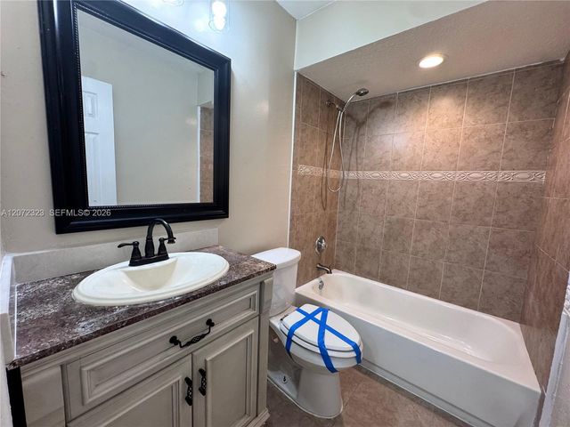 32 Wimbledon Lake Drive 221, Plantation, FL 33324