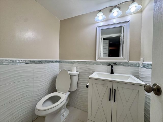 32 Wimbledon Lake Drive 221, Plantation, FL 33324