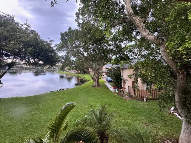 32 Wimbledon Lake Drive 221, Plantation, FL 33324