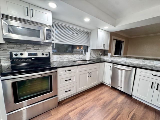 32 Wimbledon Lake Drive 221, Plantation, FL 33324