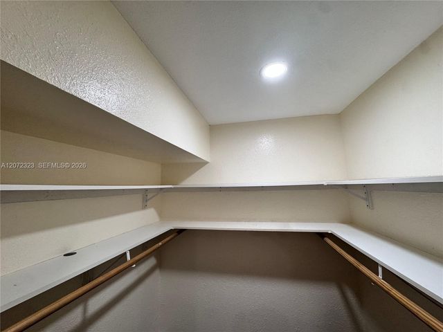 32 Wimbledon Lake Drive 221, Plantation, FL 33324