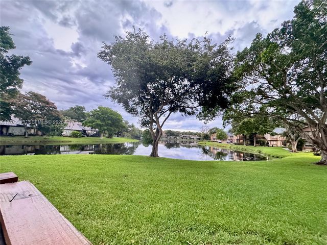 32 Wimbledon Lake Drive 221, Plantation, FL 33324