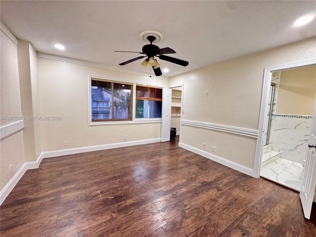 32 Wimbledon Lake Drive 221, Plantation, FL 33324