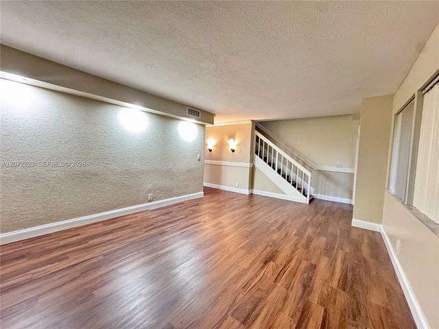 32 Wimbledon Lake Drive 221, Plantation, FL 33324