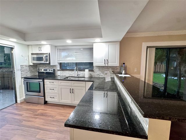 32 Wimbledon Lake Drive 221, Plantation, FL 33324