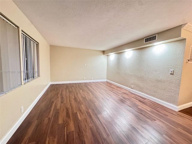 32 Wimbledon Lake Drive 221, Plantation, FL 33324