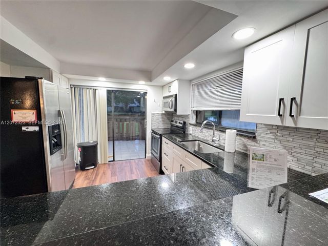 32 Wimbledon Lake Drive 221, Plantation, FL 33324
