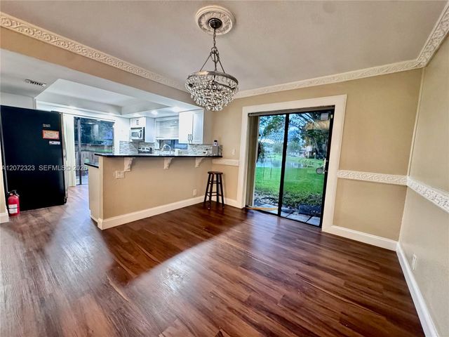 32 Wimbledon Lake Drive 221, Plantation, FL 33324