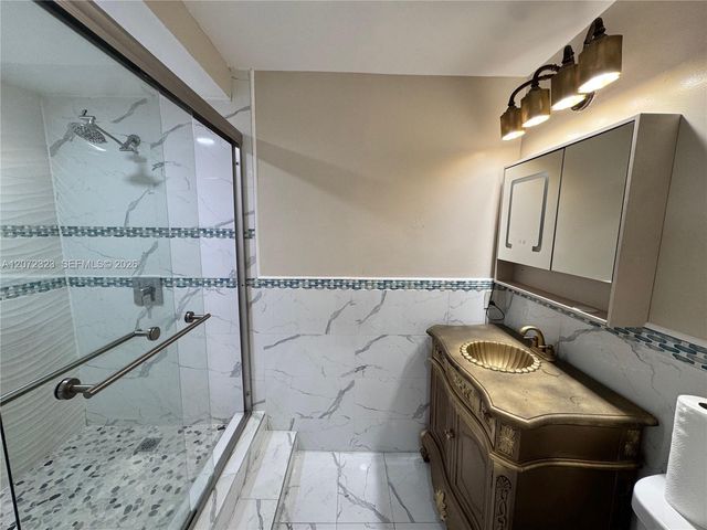 32 Wimbledon Lake Drive 221, Plantation, FL 33324