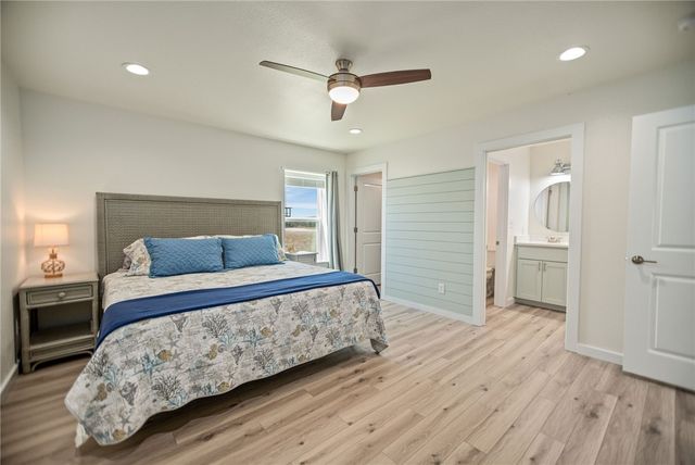 253 Carrie St, Port O'connor, TX 77982